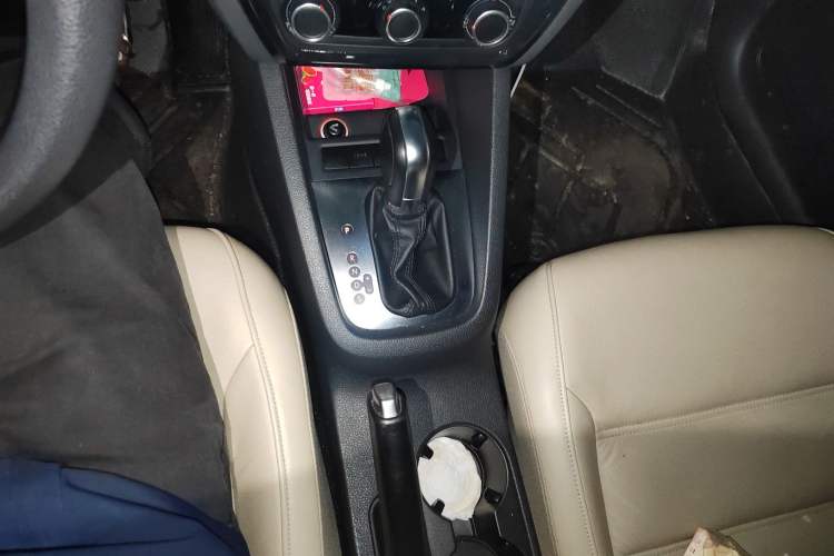 Used Volkswagen Sagitar 2012 1.6L Automatic Comfort Edition Gear Lever