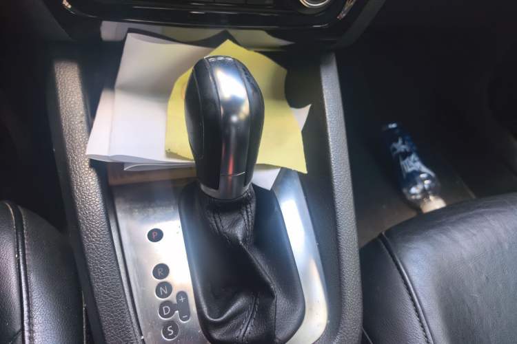 Used Volkswagen Sagitar 2012 1.4TSI Automatic Luxury Edition Gear Lever