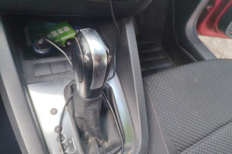 Used Volkswagen Sagitar 2012 1.6L Automatic Fashion Edition Gear Lever