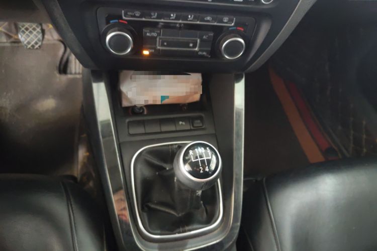 Used Volkswagen Sagitar 2012 1.4TSI Manual Luxury Model Gear Lever