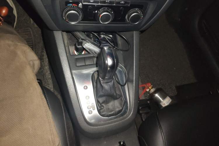 Used Volkswagen Sagitar 2012 1.6L Automatic Comfort Edition Gear Lever