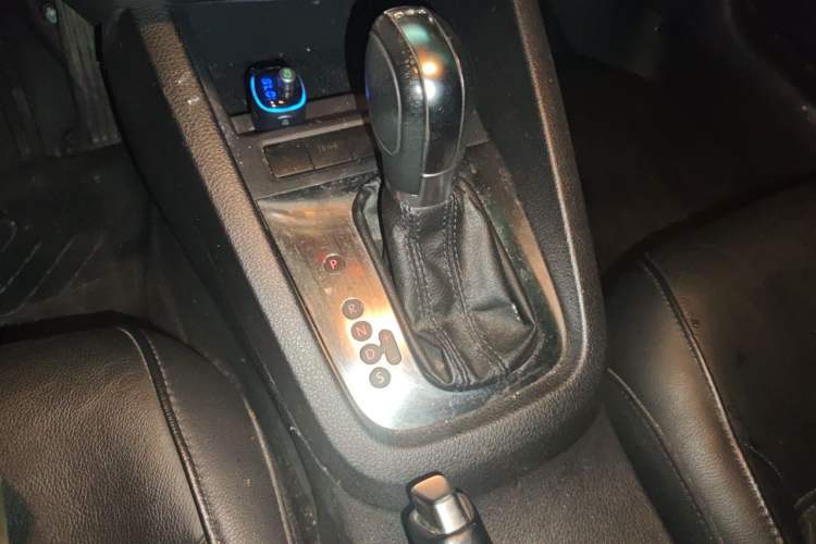 Used Volkswagen Sagitar 2012 1.4TSI Automatic Luxury Edition Gear Lever