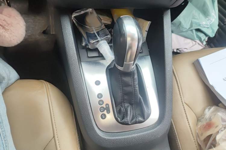 Used Volkswagen Sagitar 2012 1.6L Automatic Comfort Edition Gear Lever