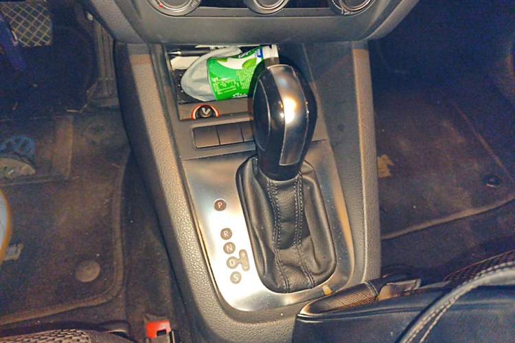 Used Volkswagen Sagitar 2012 1.6L Automatic Fashion Edition Gear Lever