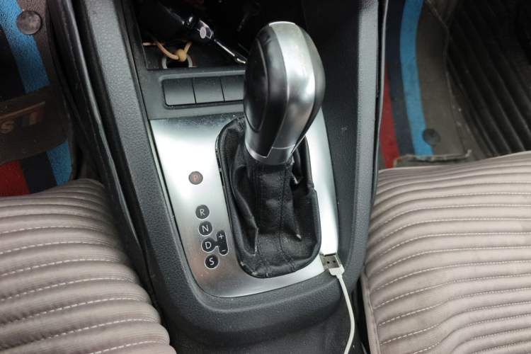Used Volkswagen Sagitar 2012 1.6L Automatic Comfort Edition Gear Lever