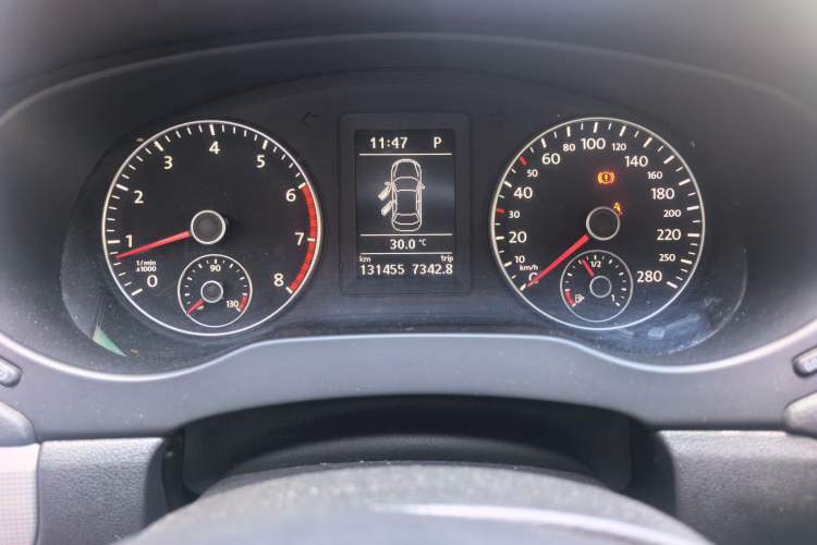 Used Volkswagen Sagitar 2012 1.4TSI Automatic Luxury Edition Odometer Close Up