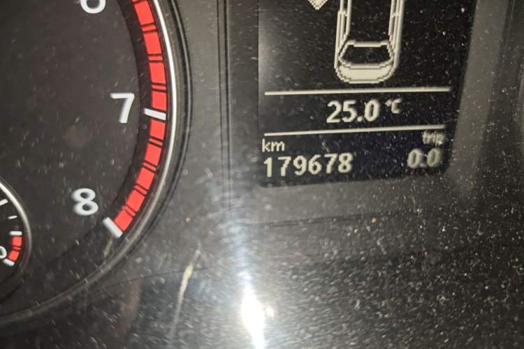 Used Volkswagen Sagitar 2012 1.4TSI Automatic Luxury Edition Odometer Close Up