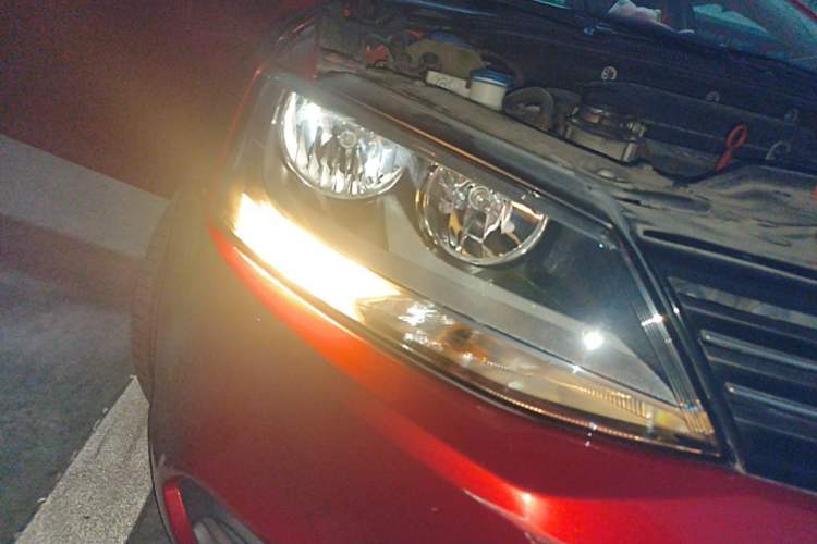 Used Volkswagen Sagitar 2012 1.6L Automatic Fashion Edition Right Front Headlight