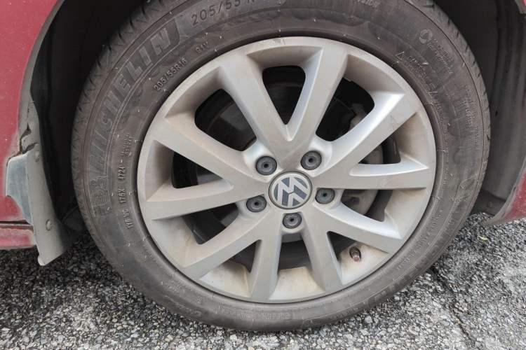 Used Volkswagen Sagitar 2012 1.4TSI Automatic Luxury Edition Right Front Wheel Hub