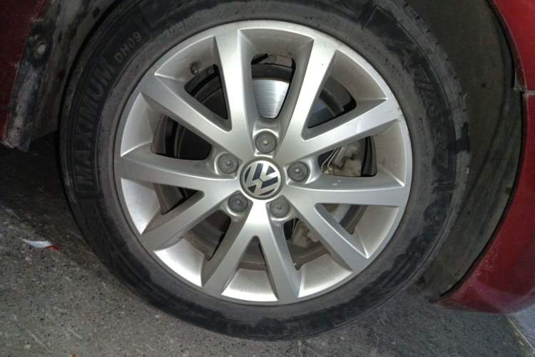 Used Volkswagen Sagitar 2012 1.4TSI Automatic Luxury Edition Right Front Wheel Hub