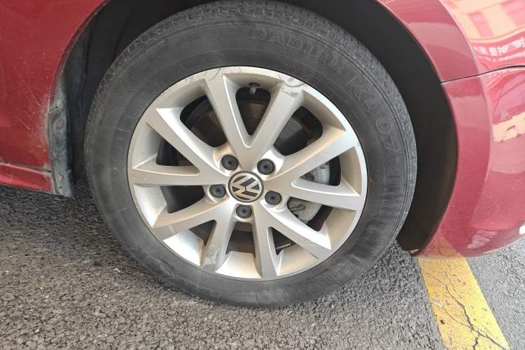 Used Volkswagen Sagitar 2012 1.4TSI Automatic Luxury Edition Right Front Wheel Hub