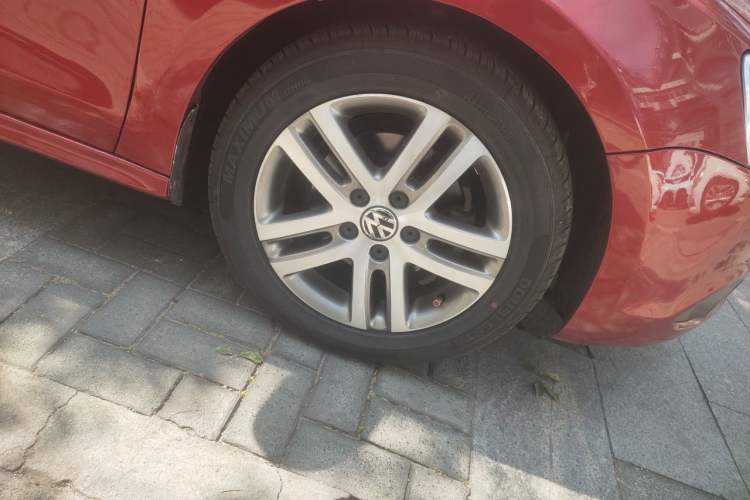 Used Volkswagen Sagitar 2012 1.6L Automatic Comfort Edition Right Front Wheel Hub