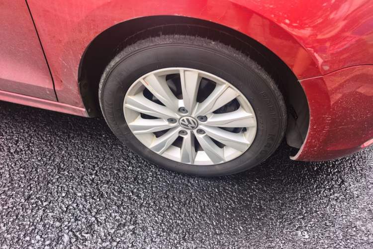 Used Volkswagen Sagitar 2012 1.4TSI Automatic Luxury Edition Right Front Wheel Hub
