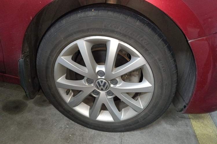 Used Volkswagen Sagitar 2012 1.4TSI Automatic Luxury Edition Right Front Wheel Hub