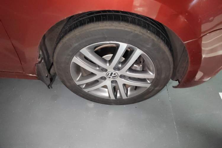 Used Volkswagen Sagitar 2012 1.6L Automatic Comfort Edition Right Front Wheel Hub