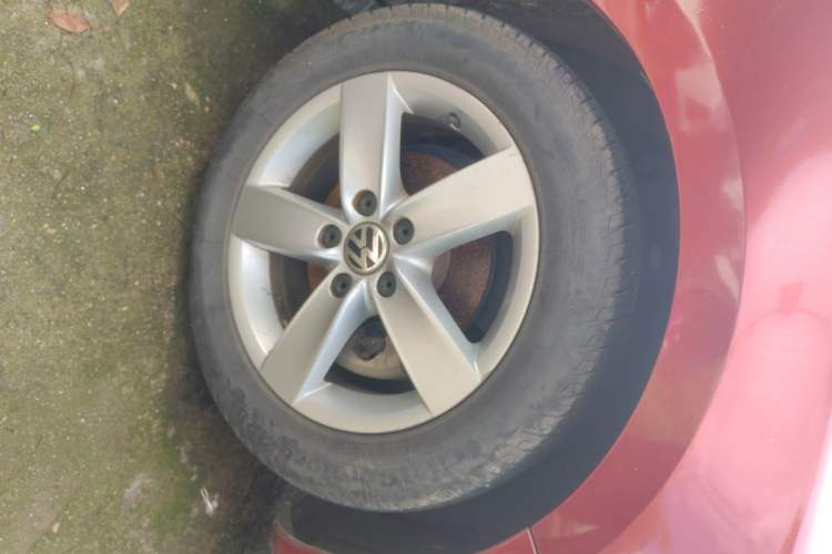 Used Volkswagen Sagitar 2012 1.6L Automatic Fashion Edition Right Front Wheel Hub