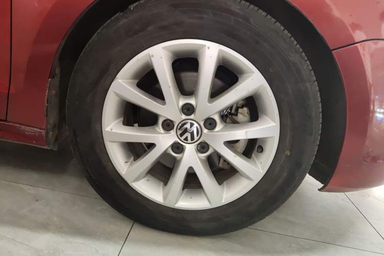 Used Volkswagen Sagitar 2012 1.4TSI Manual Luxury Model Right Front Wheel Hub