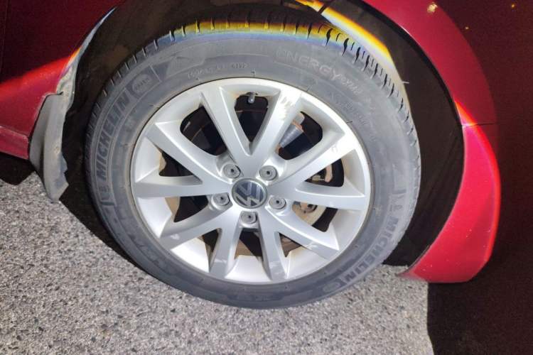 Used Volkswagen Sagitar 2012 1.6L Automatic Comfort Edition Right Front Wheel Hub