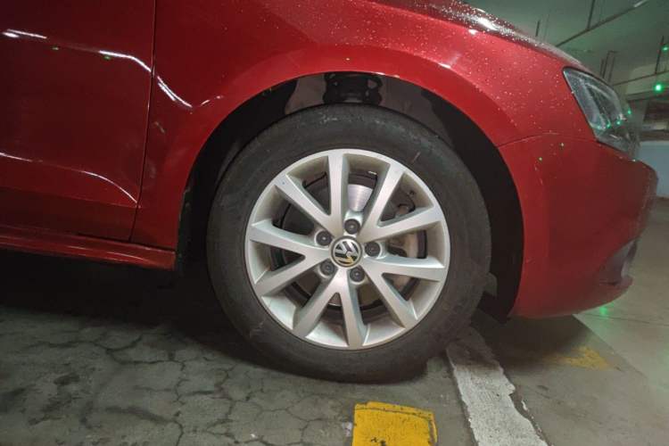 Used Volkswagen Sagitar 2012 1.4TSI Automatic Luxury Edition Right Front Wheel Hub