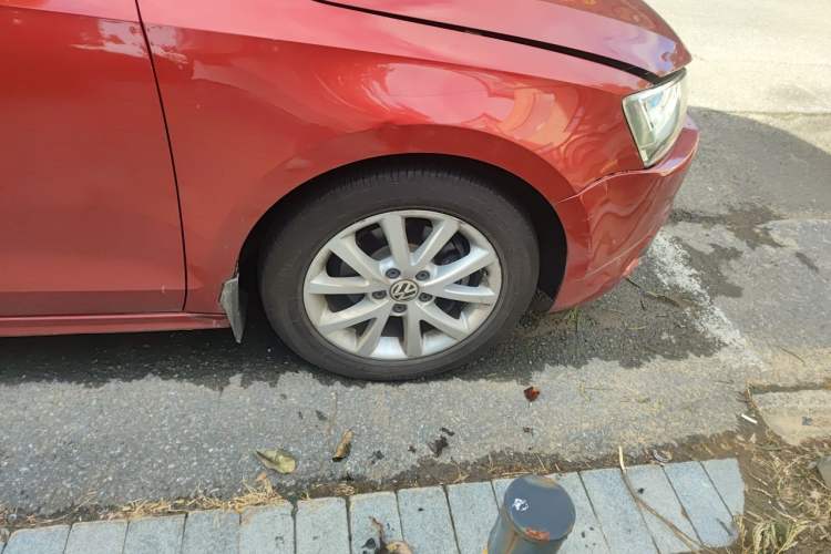 Used Volkswagen Sagitar 2012 1.6L Automatic Comfort Edition Right Front Wheel Hub
