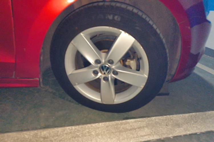 Used Volkswagen Sagitar 2012 1.6L Automatic Fashion Edition Right Front Wheel Hub