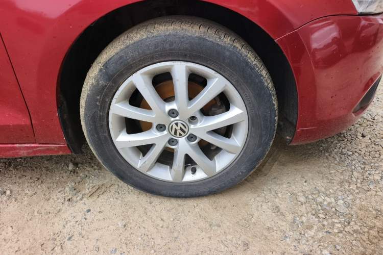 Used Volkswagen Sagitar 2012 1.6L Automatic Comfort Edition Right Front Wheel Hub
