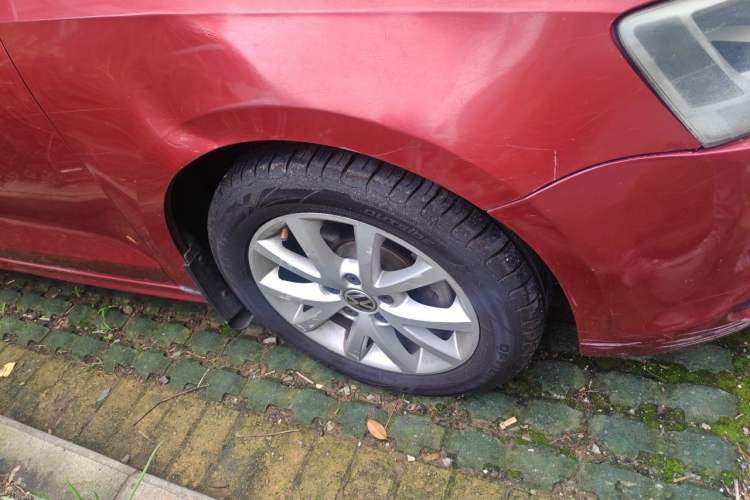 Used Volkswagen Sagitar 2012 1.6L Automatic Comfort Edition Right Front Wheel Hub