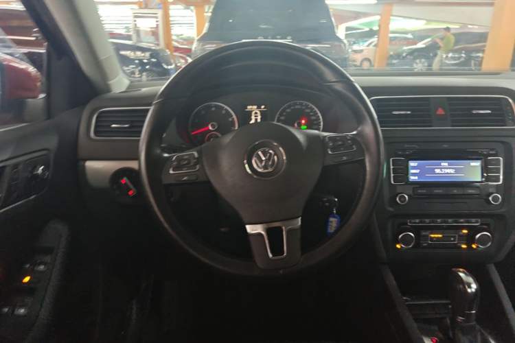 Used Volkswagen Sagitar 2012 1.4TSI Automatic Luxury Edition Steering Wheel