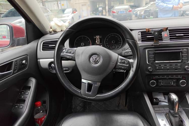 Used Volkswagen Sagitar 2012 1.4TSI Automatic Luxury Edition Steering Wheel