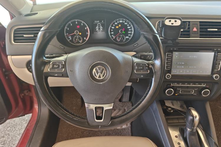 Used Volkswagen Sagitar 2012 1.4TSI Automatic Luxury Edition Steering Wheel