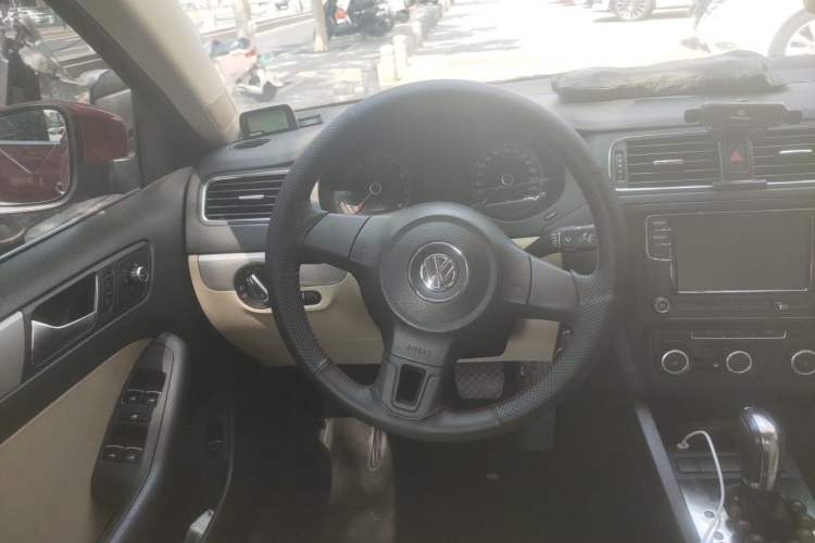 Used Volkswagen Sagitar 2012 1.6L Automatic Comfort Edition Steering Wheel