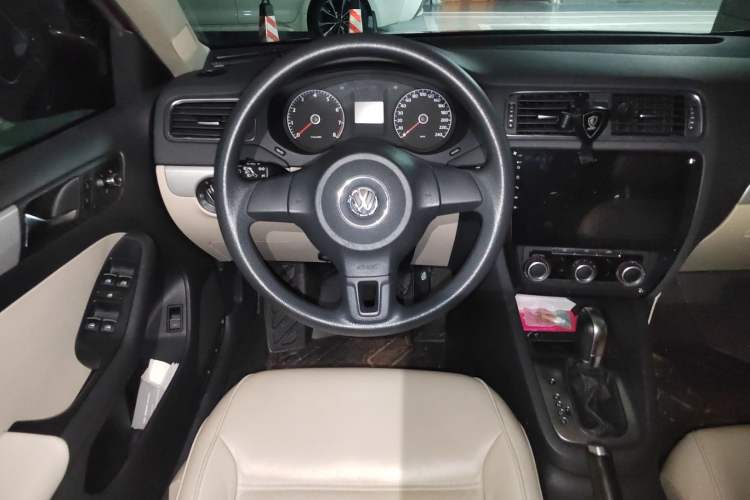 Used Volkswagen Sagitar 2012 1.6L Automatic Comfort Edition Steering Wheel