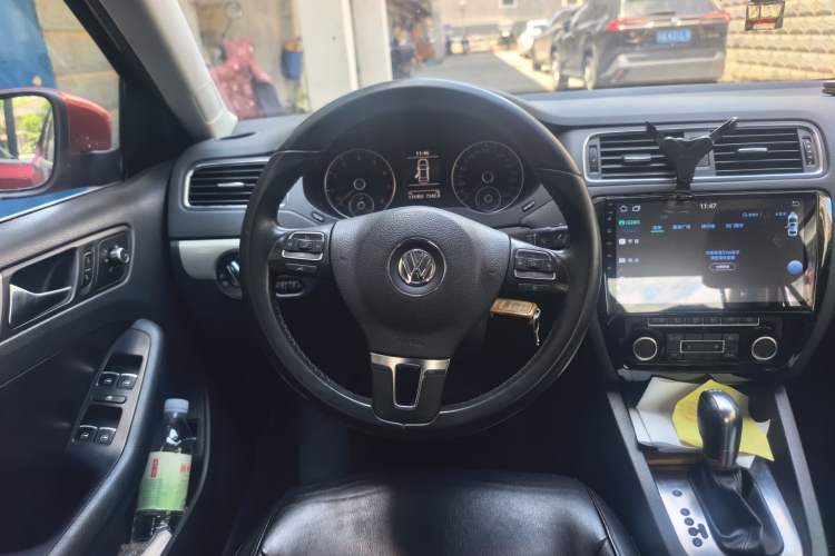 Used Volkswagen Sagitar 2012 1.4TSI Automatic Luxury Edition Steering Wheel