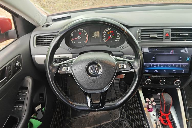 Used Volkswagen Sagitar 2012 1.6L Automatic Comfort Edition Steering Wheel