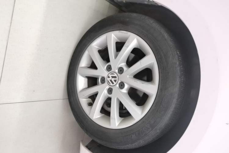 Used Volkswagen Sagitar 2012 1.6L Automatic Comfort Edition Right Front Wheel Hub