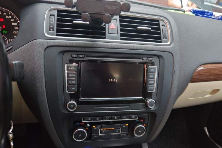 Used Volkswagen Sagitar 2012 1.8TSI Automatic Flagship Edition Audio And AC Panel