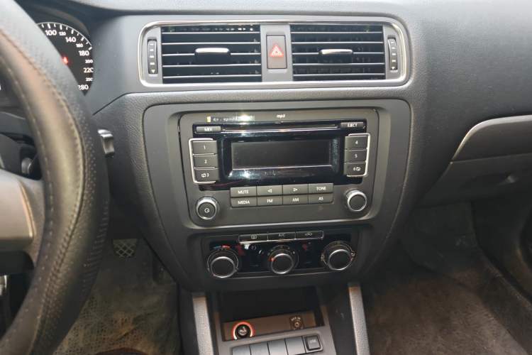 Used Volkswagen Sagitar 2012 1.4TSI Manual Fashion Edition Audio And AC Panel