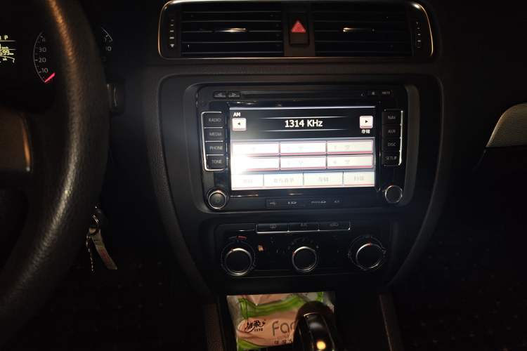 Used Volkswagen Sagitar 2012 1.6L Automatic Comfort Edition Audio And AC Panel