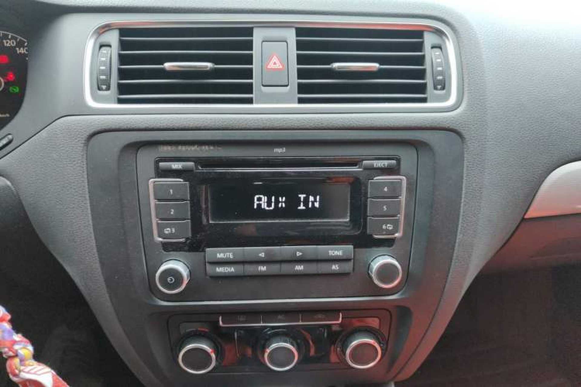 Used Volkswagen Sagitar 2012 1.6L Automatic Comfort Edition Audio And AC Panel