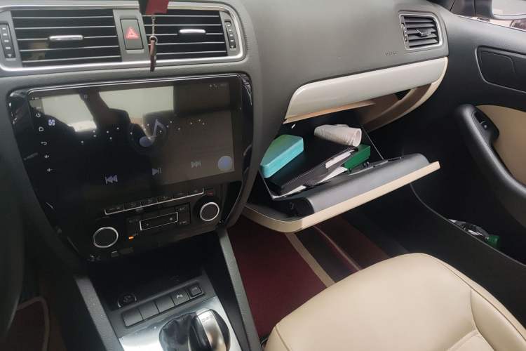Used Volkswagen Sagitar 2012 1.4TSI Automatic Luxury Edition Audio And AC Panel