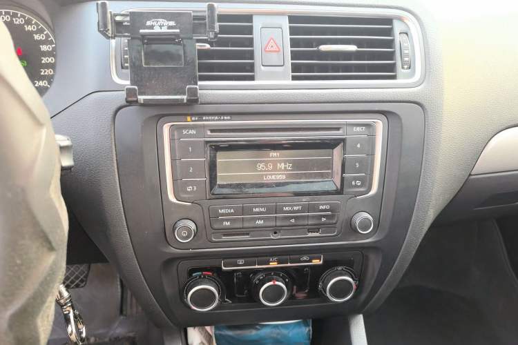 Used Volkswagen Sagitar 2012 1.6L Automatic Comfort Edition Audio And AC Panel