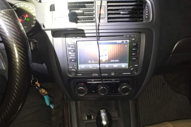 Used Volkswagen Sagitar 2012 1.6L Automatic Fashion Edition Audio And AC Panel