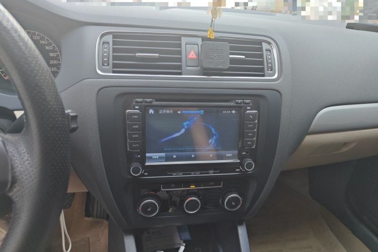 Used Volkswagen Sagitar 2012 1.6L Manual Comfort Model Audio And AC Panel