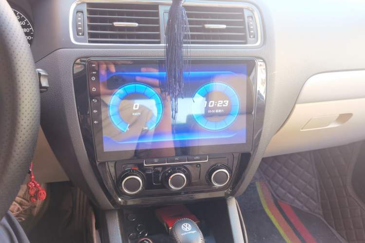 Used Volkswagen Sagitar 2012 1.6L Automatic Comfort Edition Audio And AC Panel