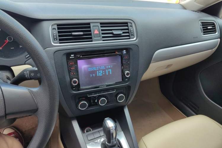 Used Volkswagen Sagitar 2012 1.6L Automatic Comfort Edition Audio And AC Panel
