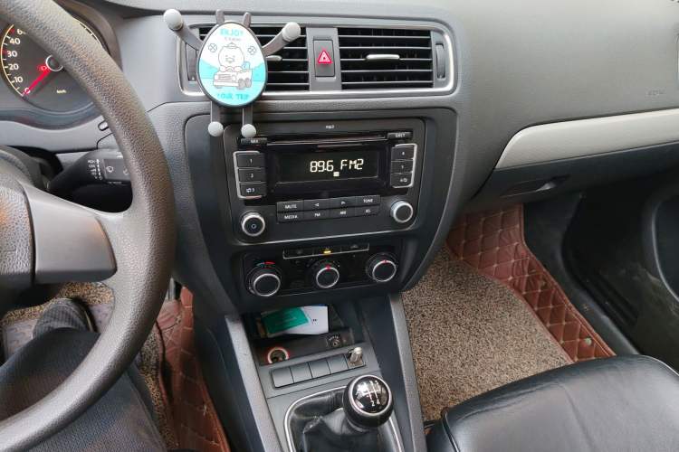 Used Volkswagen Sagitar 2012 1.6L Manual Comfort Model Audio And AC Panel