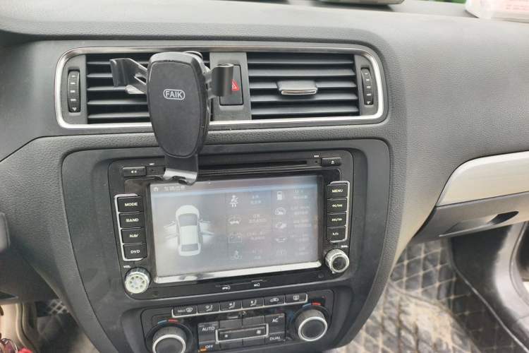 Used Volkswagen Sagitar 2012 1.4TSI Automatic Luxury Edition Audio And AC Panel