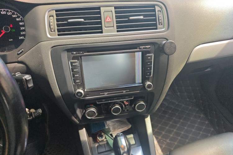 Used Volkswagen Sagitar 2012 1.6L Automatic Comfort Edition Audio And AC Panel