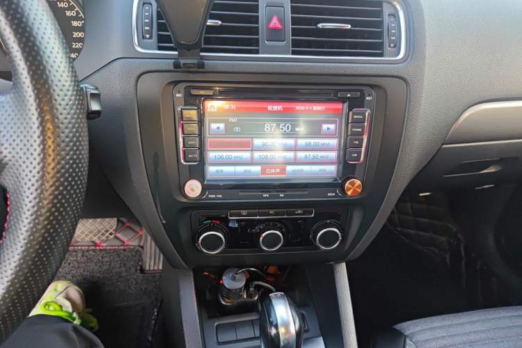 Used Volkswagen Sagitar 2012 1.6L Automatic Fashion Edition Audio And AC Panel