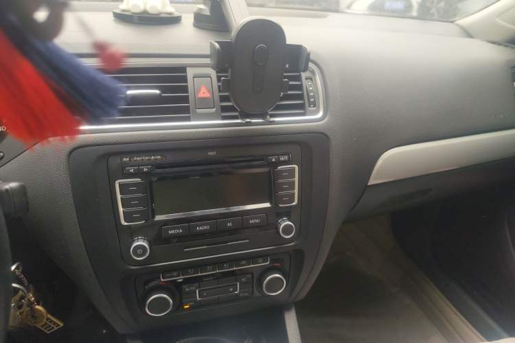 Used Volkswagen Sagitar 2012 1.4TSI Automatic Luxury Edition Audio And AC Panel